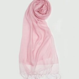 Stola in misto seta, lati corti sfrangiati. Misure 100 x 200 cm. Disponibile nei colori rosa tenue e blu notte.